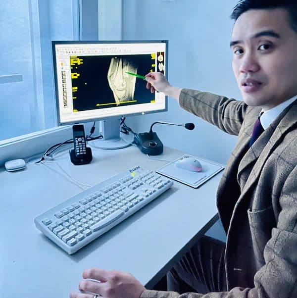 Doctor reviewing kneecap scan on a monitor
